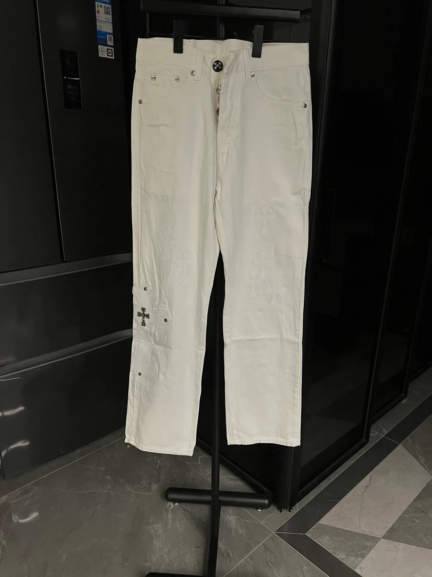 P270 [Next day] Chrome Hearts/Chrome Hearts 25FW CH top denim large cross leather jeans (white) Chrome Hearts is the most popular color pants. Made of beaded canvas fabric, heavy washing makes the upper body of the fabric more textured and the pants are tall and straight! The three-dimensional cutting of the whole trousers is a masterpiece! The hardware is customized by zp. The beaded canvas fabric is thick and soft after being washed. It has good breathability. Customized small leather label. Unique design. The details are in place, simple and elegant, and the workmanship is exquisite. The whole trousers are neatly routed and the details are in place. Look for the correct version. Size: 28 30 32 34 (corresponding to s-xl) Detailed size can be found in Figure 9